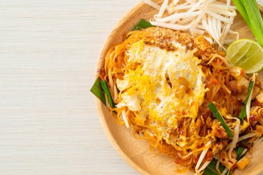 Pad Thai - Tayland usulü kızarmış erişte ve yumurta - Asya usulü