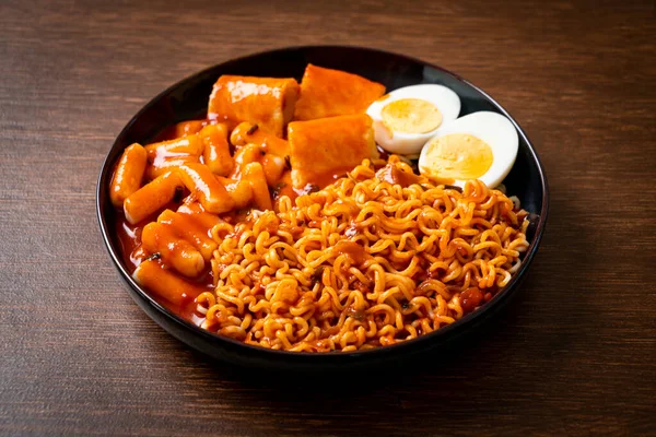 Kore usulü hazır erişte, pirinç keki, balık köftesi ve haşlanmış yumurta, Rabokki, Kore usulü.