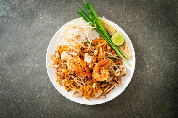 Pad Thai Seafood Смажена Локшина Креветками Кальмарами Або Восьминіг Тофу Стокова Картинка