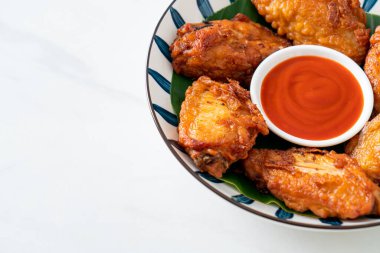 Balık soslu kızarmış tavuk kanadı.