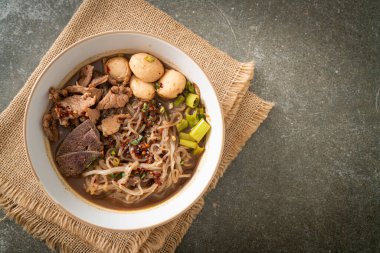 Domuz etli Tayland eriştesi, yahni, köfte ve domuz ciğeri kanlı çorba Tayland eriştesi usulü.