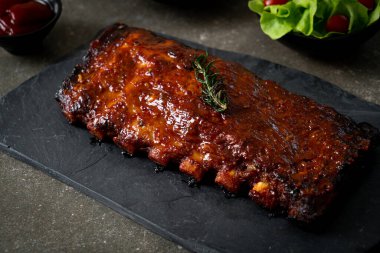 Barbekü soslu ızgara pirzola ve domuz pirzolası.