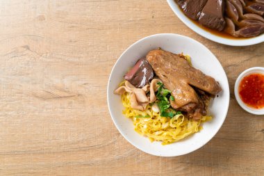 Yumurtalı erişte, kurutulmuş ördekle servis edilir. Asya usulü.