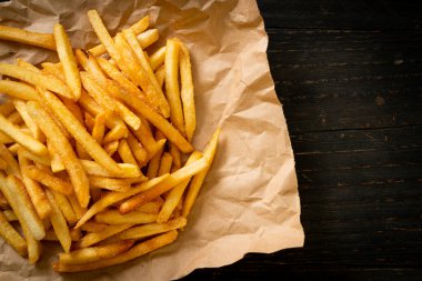 Patates kızartması ya da ekşi krema ve ketçaplı patates cipsi.
