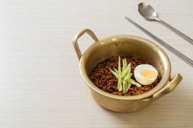 Kore fasulye soslu Anında Erişte salatalık ve haşlanmış yumurta (Jajangmyeon veya Jjajangmyeon) - Kore yemek tarzı