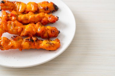 Izakaya usulü ızgara tavuk şiş yakitori servis edilir. Asya usulü.