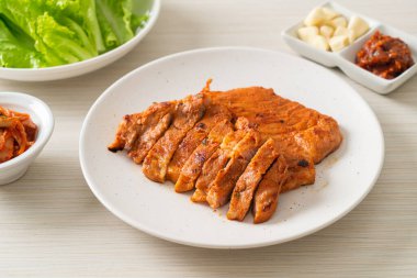 Kore usulü salamura edilmiş domuz eti sosu. Sebze ve kimchi ile birlikte. Kore usulü.