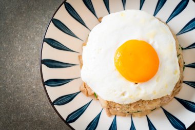 Japon usulü kızarmış pilav ve kızarmış yumurta. Asya usulü.