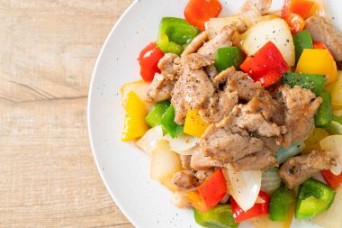 Tabakta karabiber ve kızarmış domuz eti.