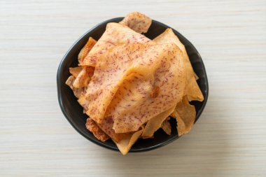 Çıtır Taro cipsi - kızarmış ya da fırında pişirilmiş taro.