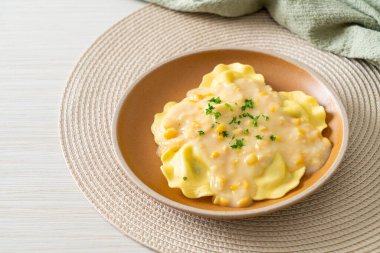 Mısır peyniri soslu ravioli makarnası.