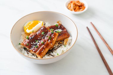 Yılan balığı pirinç kasesi veya unagi pirinç kasesi - Japon yemek tarzı.