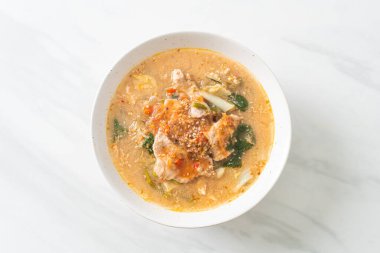 Tayland usulü domuz etli Sukiyaki Çorbası ya da sukiyaki çorbası içinde domuz ve sebzeli haşlanmış vermicelli Asya yemeği.