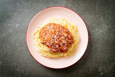 Parmesan peynirli domuz bolonez spagettisi - İtalyan yemeği tarzı.