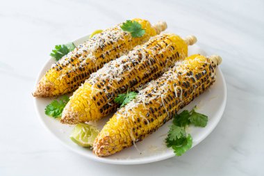 Barbekü ve ızgara mısır, peynirli ve limonlu