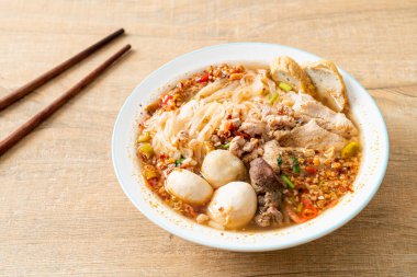 Baharatlı çorbada köfteli erişte mi yoksa Tom Asya usulü erişte mi?