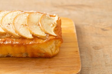 Elmalı ekmek tahtada parçalanmış kek.