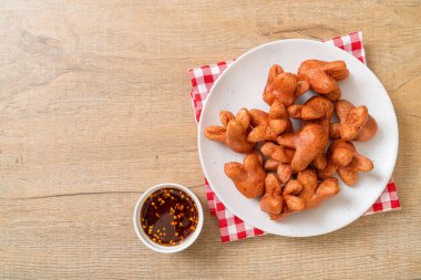 soslu kızarmış sosis.