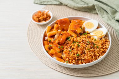Kore usulü hazır erişte, pirinç keki, balık köftesi ve haşlanmış yumurta, Rabokki, Kore usulü.