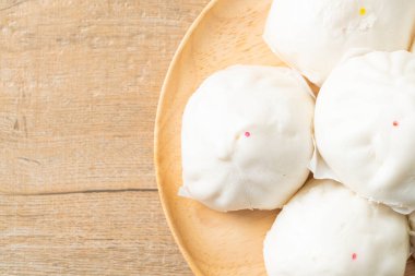 Tahta tabakta buğulanmış çörek Çin yemeği tarzı.