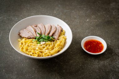 Beyaz kasede kurutulmuş ördek eriştesi. Asya usulü.