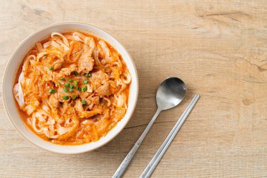 Kore udon eriştesi ve kimchi çorbası, Asya usulü.