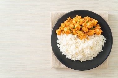 Sarımsaklı kızarmış karides ve pirinçli karides ezmesi.