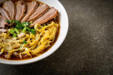 Kahverengi çorbada pişmiş ördekli yumurta eriştesi. Asya usulü.