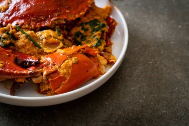 Köri tozuyla kızartılmış yengeç - Deniz ürünleri tarzı