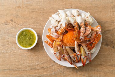 Baharatlı deniz ürünleri soslu haşlanmış mavi yengeç. Deniz ürünleri tarzı.