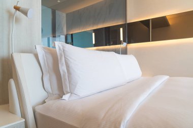 beyaz rahat yastıklar bir odada yatakta dekorasyon