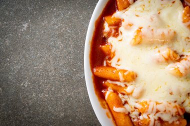 Peynirli Kore soslu Kore pirinç keki, peynirli Peynirli Tokpokki, Peynirli Tteokbokki - Kore yemeği tarzı