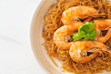 Güveçte veya fırında karides ve cam erişte veya vermicelli karides.