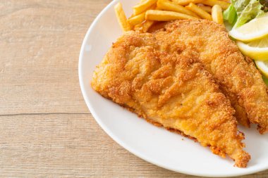 Patates cipsli ev yapımı sosisli Schnitzel, patates kızartmalı kızarmış tavuk, Avrupa yemeği tarzı.