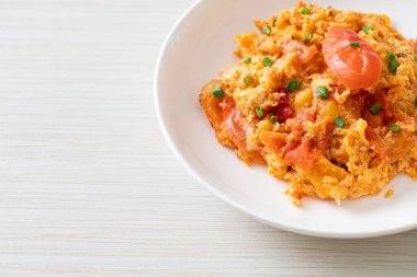 Yumurtalı sahanda domates ya da domatesli omlet - sağlıklı besin tarzı