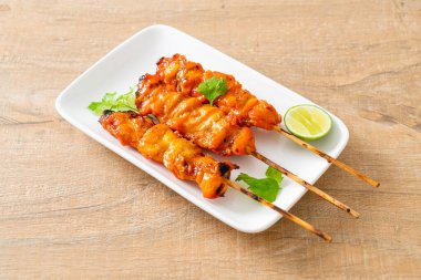 Baharatlı ve otlu ızgara tavuk şişi.