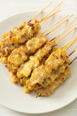 Fıstık soslu domuz eti turşusu salatalık dilimleri ve sirkeli soğan Asya yemeği tarzı.