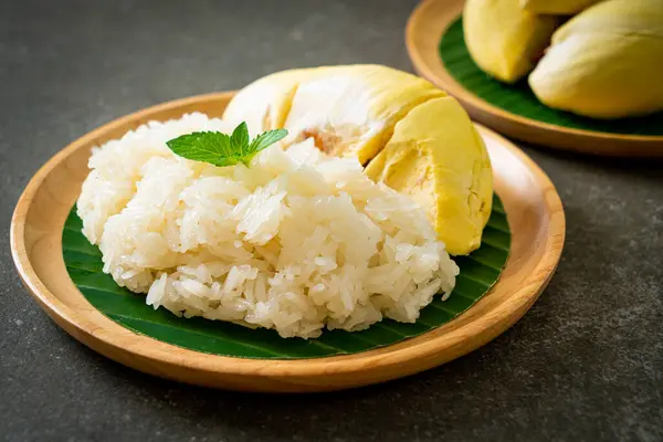 もち米とドリアン 黄色の豆と甘いドリアンの皮 ココナッツミルクで調理された熟したドリアンの米 アジアデザート夏のタイのトロピカルフルーツフード ストック写真