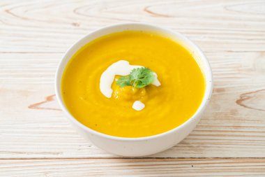 Beyaz kasede kabak çorbası - vejetaryen ve vejetaryen yemek tarzı