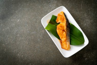 Japon usulü soya soslu ızgara somon bifteği.