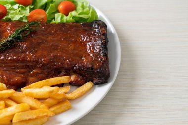 Barbekü soslu ızgara pirzola ve domuz pirzolası.