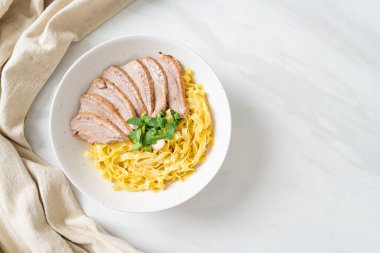 Beyaz kasede kurutulmuş ördek eriştesi. Asya usulü.