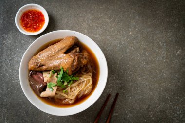 Kahverengi çorbalı ağır ateşte pişmiş ördek eriştesi. Asya usulü.