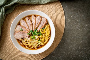 Kahverengi çorbada pişmiş ördekli yumurta eriştesi. Asya usulü.