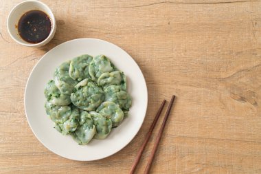 Soslu buğulanmış frenk soğanı. Asya usulü.