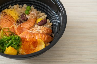 Japon usulü ızgara somon ve esmer pirinç donburi.