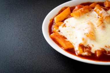 Peynirli Kore soslu Kore pirinç keki, peynirli Peynirli Tokpokki, Peynirli Tteokbokki - Kore yemeği tarzı