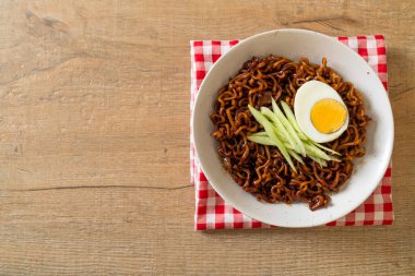 Kore fasulye soslu Anında Erişte salatalık ve haşlanmış yumurta (Jajangmyeon veya Jjajangmyeon) - Kore yemek tarzı