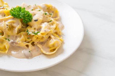 İtalyan usulü mantar soslu ve peynirli tortellini makarnası.