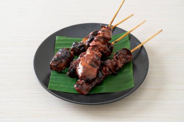 Izgara tavuk ciğeri şiş - Asya sokak yemeği tarzı